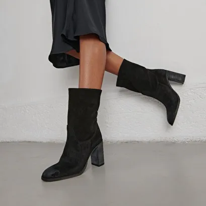 Ankle boots with heels and oval toes in black suede