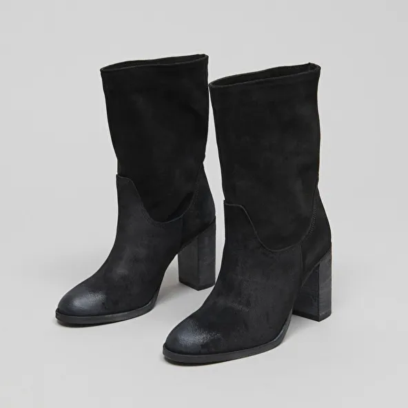 Ankle boots with heels and oval toes in black suede