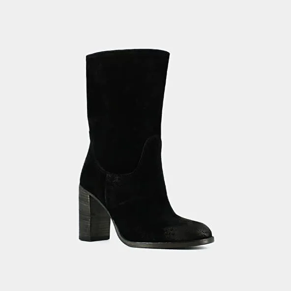 Ankle boots with heels and oval toes in black suede