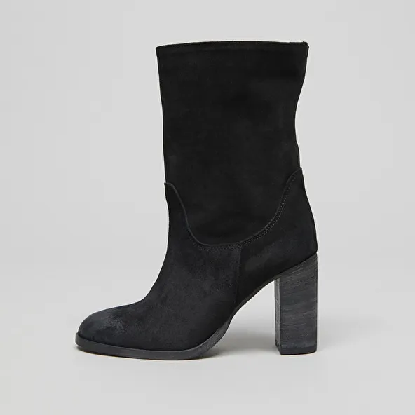 Ankle boots with heels and oval toes in black suede